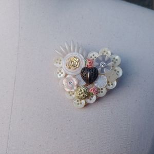 Button brooch heart pin